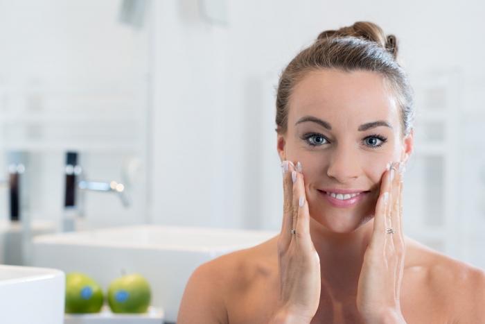 2 applicazione crema viso alle mele