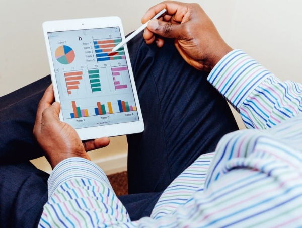 Controllo statistiche e investimenti su campagne social media
